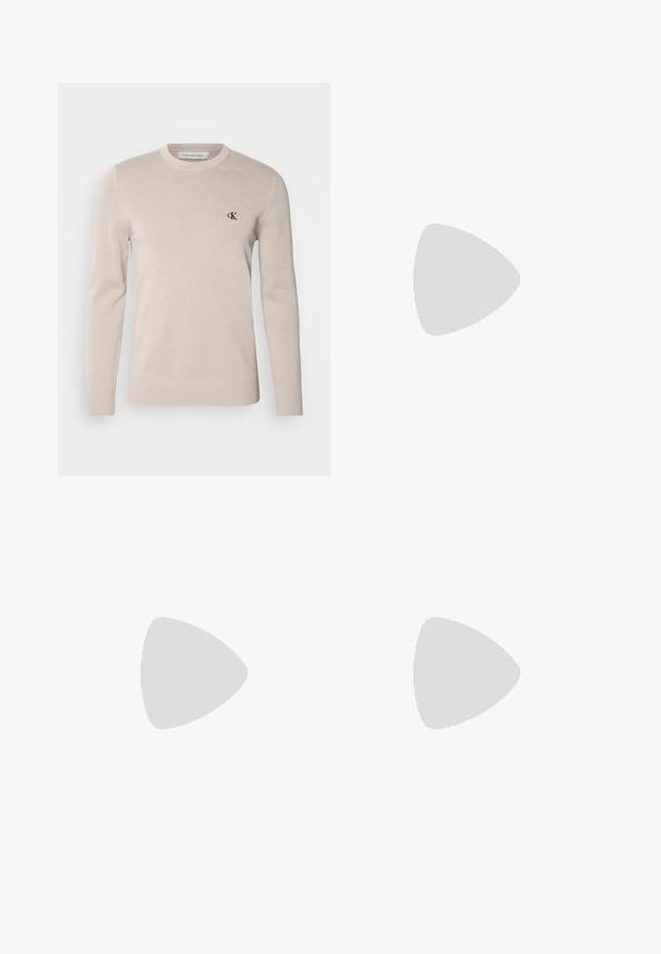 Suéter de punto color beige hecho de una mezcla de algodón, con cuello redondo y puños acanalados. Sutil logotipo 'CK' bordado en el pecho.; Camiseta de manga corta color crema con cuello redondo, con texto azul claro "CALVIN KLEIN EST. 1968" y pequeño logo "CK" en el pecho.; Pantalones cargo beige con cintura y puños elásticos, cierre de botón, bolsillos laterales y bolsillos con solapa en ambos muslos. Pequeño logo en la solapa del bolsillo izquierdo.; Botas Chelsea de cuero negro con acabado texturizado, paneles laterales elásticos y una suela de goma resistente. Marca sutil en el talón.