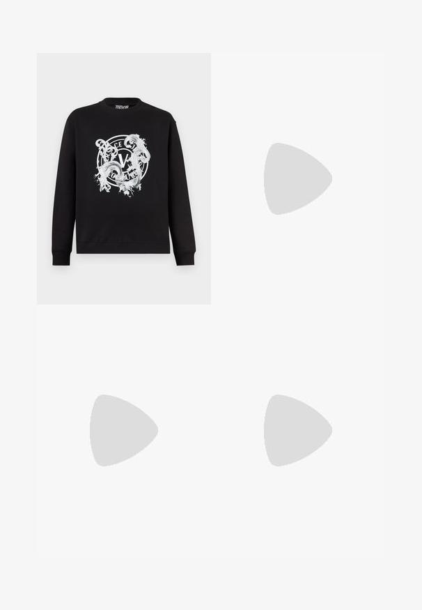 Sweat-shirt noir à col rond avec logo circulaire orné blanc Versace Jeans Couture centré sur le devant.; T-shirt en coton noir à manches courtes avec un grand texte blanc "VERSACE JEANS COUTURE" sur le devant. Design classique avec col rond.; Pantalons de survêtement noirs avec une taille élastique, des jambes fuselées et une petite patch de marque. Fabriqués en tissu lisse et léger.; Baskets de sport noires composées de matériaux en mesh et synthétiques. Marquage blanc proéminent "VERSACE JEANS COUTURE" sur le côté. Semelle extérieure épaisse en caoutchouc.
