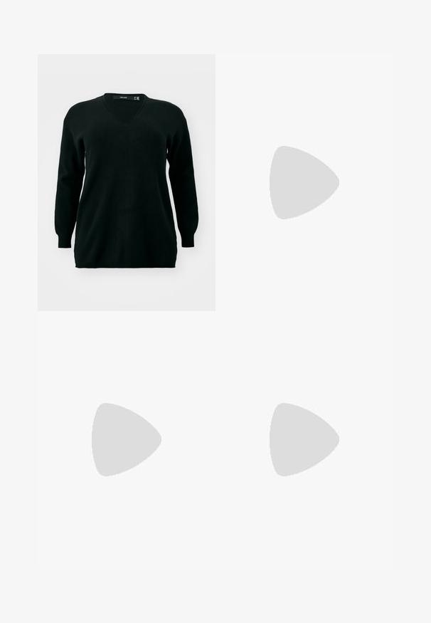 Vero Moda Curve VMCGOLD ROLL LONG VNECK  - Pullover - black; Jean denim bleu évasé avec taille haute, doté de cinq poches, d'une fermeture éclair, et de détails de couture le long des coutures.; Sandale à talon haut en métal argenté avec un talon bloc, une fine sangle de cheville et plusieurs larges bandes sur l'avant du pied. Texture lisse.; Boucles d'oreilles en métal doré avec un design ondulé ; surface lisse et réfléchissante ; forme asymétrique ; sans motifs ni éléments visibles.