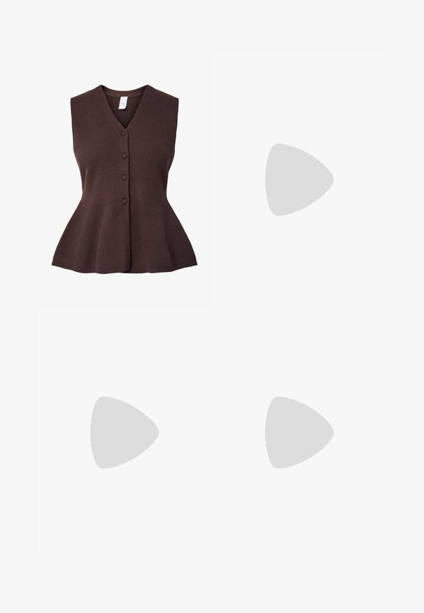 Gilet en tricot marron sans manches avec col en V et quatre boutons sur le devant, s'évasant légèrement à la taille.; Pantalon marron taille haute avec jambes larges et passants pour ceinture, présenté à plat sur un fond clair.; Jambes portant des leggings côtelés foncés associés à des ballerines noires avec de petits détails en nœud sur fond blanc.; Petit sac à main noir brillant avec deux longues anses et des détails à cordon sur les côtés sur un fond clair uni.