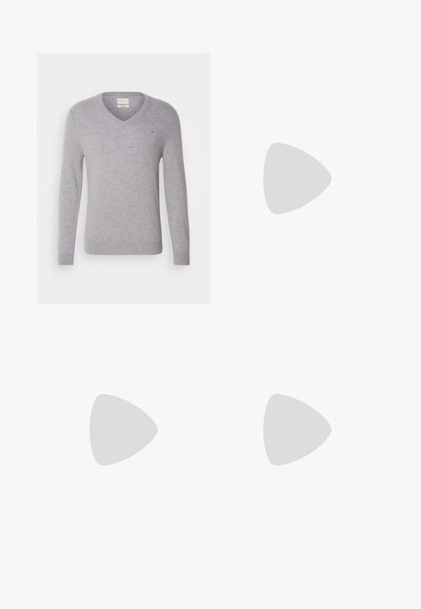 Suéter de lana gris con cuello en V y mangas largas, que presenta un pequeño logo bordado en el pecho y puños y dobladillo acanalados.; Camisa blanca de manga larga con cuello clásico, que presenta detalles de pliegues verticales y cierre de botones en la parte delantera.; Pantalones grises a medida con una textura suave, que cuentan con un frente plano, piernas rectas y pliegues sutiles para un detalle adicional.; Mocasín de cuero negro con detalle de tira gris, tacón bajo y suela texturizada, con la marca "HUGO" en oro en el lateral.