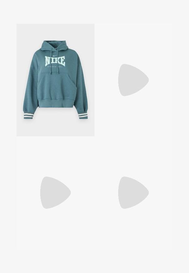 Κουκούλα Nike σε τιρκουάζ με μπροστινή τσέπη, κουκούλα με κορδόνι, λευκό λογότυπο "NIKE ATHLETIC DEPT." και λευκές ρίγες στις μανσέτες των μανικιών.; Μακρυμάνικη μπλούζα Nike Shox σε ελαιόχρωμο πράσινο με λευκές πλαϊνές φάσες και νέον πράσινες λεπτομέρειες, στενή εφαρμογή και μικρό λογότυπο swoosh στο μανίκι.; Φαρδιά κρεμ παντελόνια με ελαστική μέση και ίσια γραμμή, παρουσιάζονται σε απλό λευκό φόντο.; Άσπρο αθλητικό παπούτσι Nike για τρέξιμο με δικτυωτό και συνθετικό επάνω μέρος, τοποθετημένο σε μεταλλική σχάρα δαπέδου υπό απαλό φυσικό φως.