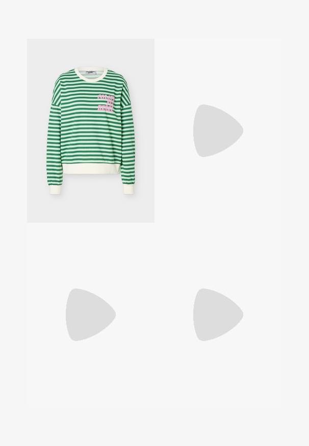 Sweat-shirt à manches longues à rayures horizontales vertes et blanches, avec bordure blanche et texte rose "COLOURFUL REBEL" sur la poitrine.; Jean en denim délavé violet, taille haute, fermeture par bouton, avec deux poches avant, présenté sur un fond uni.; Baskets en daim et cuir noir avec un swoosh latéral crème et un talon crème clair. Dotées de lacets beige et d'une semelle en caoutchouc gomme.; Femme portant un chemisier à motif noir et blanc tenant un sac à main rouge brillant sur un fond uni.