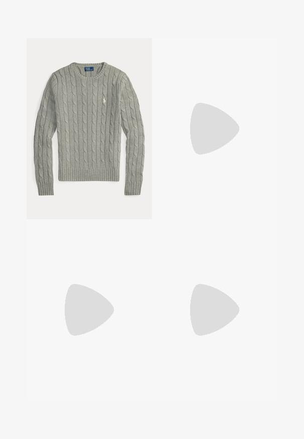 Lichtgrijze kabelgebreide trui met lange mouwen, ronde hals, geribde boorden en zoom, en klein geborduurd logo op de borst.; Lichtpaarse blouse met lange mouwen, knopen, kraagje en klein geborduurd logo op de linkerborst.; Donkerblauwe denim jeans met vijf zakken, knoopsluiting en rechte pijpen, plat gelegd op een witte achtergrond.; Zwarte leren instapper met een gestructureerde afwerking, voorzien van een decoratieve band en platte hak. Slank, minimalistisch ontwerp met een ronde neus.