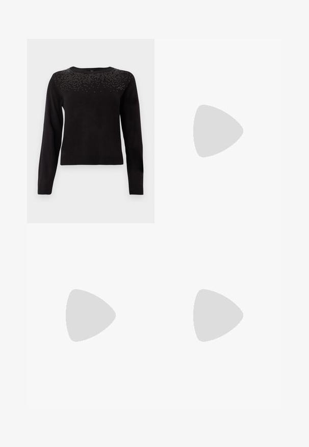 Pull noir à manches longues, décolleté rond, et orné de sequins dans la partie supérieure du torse. Texture douce et design ajusté.; Pantalons marron ajustés à coupe droite, avec une texture lisse, des passants de ceinture et un design à plat sur le devant.; Escarpin noir à bride arrière avec un bout pointu, une finition satinée élégante et un talon fin de 7,5 cm. Design latéral ouvert avec des détails de couture minimalistes.; Sac à main en cuir bleu clair avec rabat arrondi, fermoir circulaire argenté et deux bretelles d'épaule sur un fond uni.