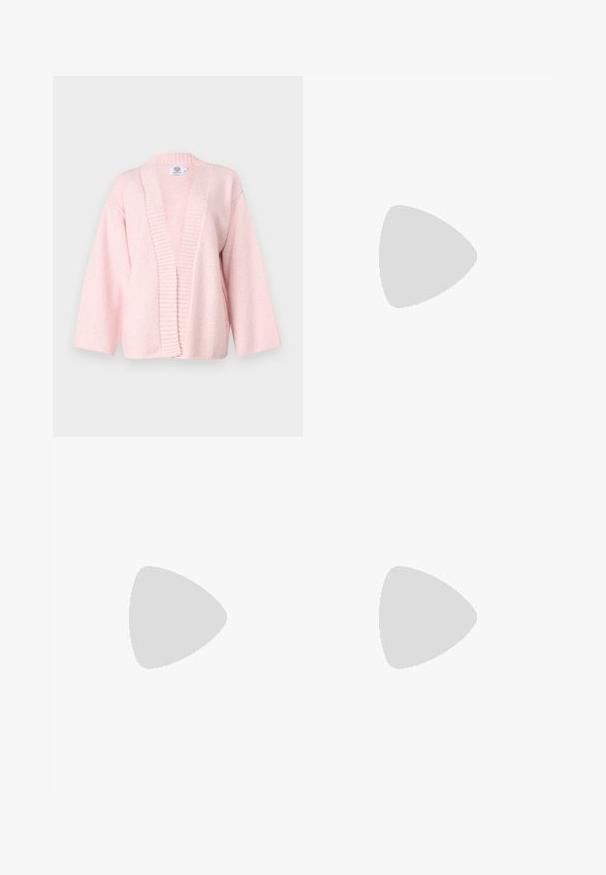 Cardigan rose clair en tissu doux et texturé. Présente une large ouverture à l'avant, des bords côtelés et des manches à longueur de coude. Sans fermetures.; T-shirt blanc à manches courtes avec un petit ours en peluche marron enveloppé dans un ruban à mesurer jaune et le texte "MOSCHINO" sur la partie supérieure gauche de la poitrine.; Jean flare bleu clair en denim, doté d'une taille haute, de poches avant et d'ourlets effilochés pour une coupe décontractée.; Escarpins à brides arrière en cuir verni noir, à bout pointu, avec un petit talon carré et une sangle de cheville ajustable dotée d'une boucle dorée.