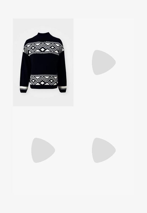 ONLY Knitted ONLVICTORIA Knitted - Πουλόβερ - black/pumice stone; Μπλε τζιν με φλας, κατασκευασμένα από τζιν ύφασμα, με μεσαία μέση, μπροστινές τσέπες και ξεθωριασμένο φινίρισμα, με ορατές ραφές κατά μήκος των ραφών.; Μαύρες δερμάτινες μπότες μέχρι το γόνατο με τετράγωνη μύτη, λοξό τακούνι μπλοκ και πλευρικό φερμουάρ· λεία υφή και εφαρμοστή σχεδίαση.; Μαύρα και κρεμ σχέδια γυαλιά ηλίου με χοντρό πλαίσιο, τετράγωνο σχήμα και φακούς με διαβάθμιση σκίασης. Λογότυπο Ray-Ban στο πλάι.