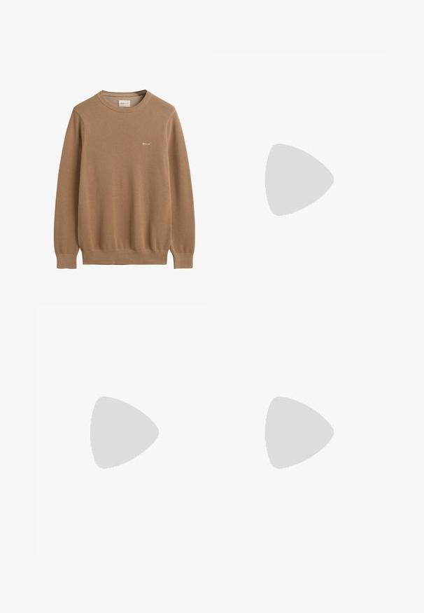 Pull en tricot brun avec un motif texturé, col rond et manches longues. Présente un petit logo brodé sur la poitrine.; Chemise homme à manches longues avec petit motif à carreaux noir et blanc et petit logo brodé sur la poitrine.; Pantalon beige à jambes droites avec poches avant, passants de ceinture, bouton et fermeture éclair, présenté sur un fond blanc.; Chaussure en daim marron avec un bout arrondi, des coutures décoratives et six œillets de lacets contrastants. Semelle plate et design minimaliste.