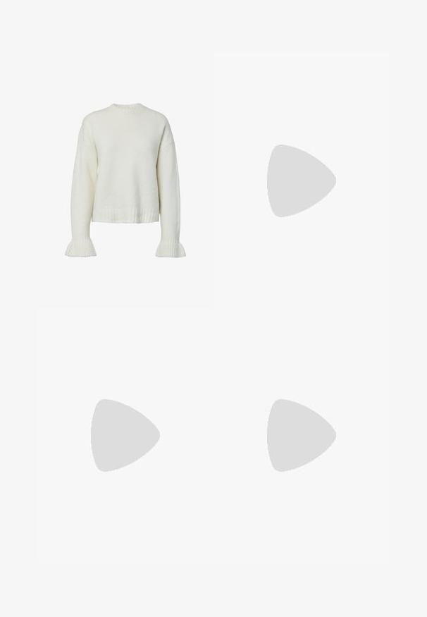 Pull blanc en tricot avec texture côtelée, col rond et manches évasées. Longueur raccourcie avec une coupe décontractée.; Vero Moda VMFORTUNALLISON SHORT - Jupe trapèze - winetasting; Jambes portant des leggings côtelés foncés associés à des ballerines noires avec de petits détails en nœud sur fond blanc.; Femme portant un chemisier à motif noir et blanc tenant un sac à main rouge brillant sur un fond uni.
