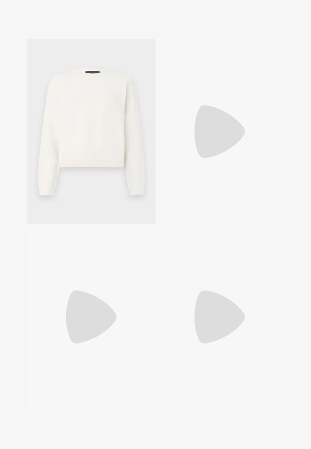 Pull blanc cropped en tissu doux avec un col rond, présentant des coutures d'épaule tombantes et un détail de couture verticale sur le devant.; Jupe mini en faux cuir noir avec un design ajusté, des plis latéraux et une ceinture avec une boucle argentée et des œillets. Texture lisse, taille haute.; Chaussure de ballet plate noire avec doubles brides à boucle, œillets argentés et petit nœud près de l’orteil arrondi sur fond blanc.; Petit sac à main noir brillant avec deux longues anses et des détails à cordon sur les côtés sur un fond clair uni.