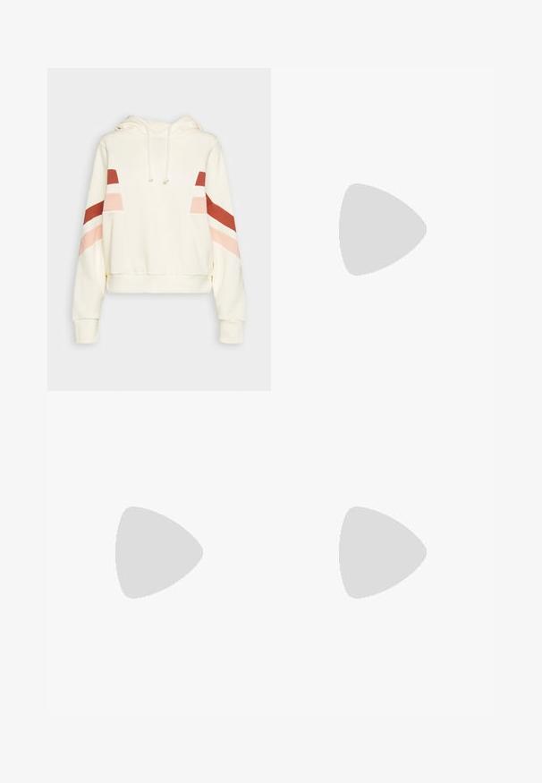 Cremefarvet hættetrøje med snore og røde, pink og hvide diagonale striber på de øverste ærmer og brystet.; BDG Urban Outfitters CONTRAST - Cargobukser - beige; Hvide sneakers med beige accenter båret med beige bukser, fødder hvilende på en minimal metalramme mod en neutral baggrund.; Lyserøde transparente solbriller med ovale linser, mørkerød toning og slanke stænger, der har en glat overflade og diskret detaljering på rammen.