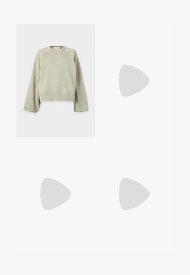 Sweat-shirt beige clair à col rond, manches longues et larges, poignets et ourlet côtelés, et petit logo discret sur le bas avant gauche.; Haut en coton vert olive sans manches avec un large col rond et un ourlet cousu, présenté à plat sur un fond clair.; Pantalon marron taille haute à jambes larges avec bouton devant, passants de ceinture, et coutures visibles sur fond clair.; Chaussure en cuir noire à lacets avec franges décoratives et clous métalliques posée sur un tapis beige près d'un meuble marron.