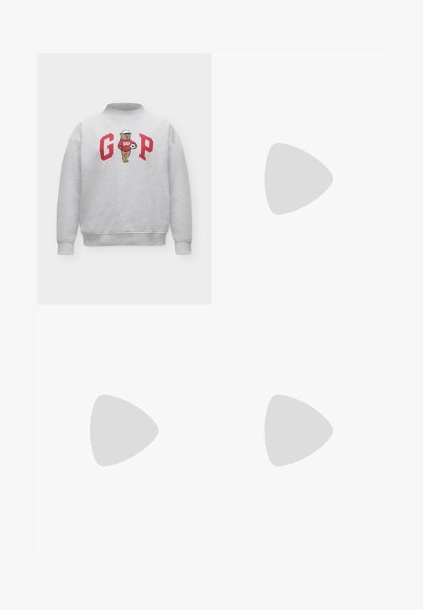 Sweat-shirt gris clair avec les lettres rouges G et P, représentant un ours portant un sweat à capuche rouge GAP et une casquette blanche tenant un ballon de football entre les lettres.; Vero Moda PAULINA - T-shirt basique - biking red; Jean en denim bleu foncé droit avec cinq poches et une fermeture à boutons à la taille.; Baskets blanches et beiges avec dessus en suède et textile, présentant des coutures contrastées, une semelle en caoutchouc et un accent bleu clair sur le talon.