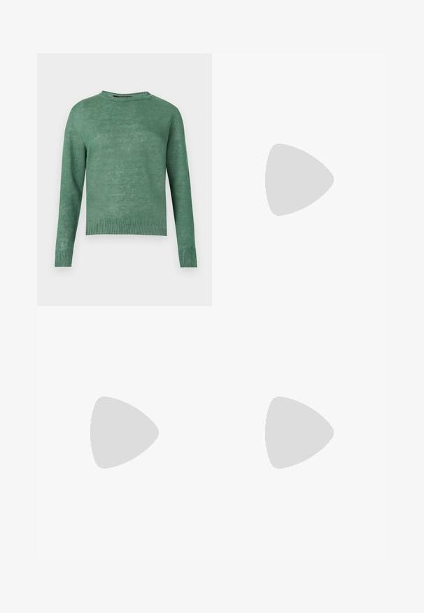 Pull vert à manches longues avec col rond, poignets et ourlet côtelés, fabriqué en tissu tricoté léger.; Pantalon beige taille haute à jambes larges avec passants de ceinture, plis à l’avant et poches latérales, présenté sur un fond clair uni.; Chaussure plate en cuir noir à bout pointu avec talon bas et finition lisse, vue de côté sur un fond gris clair.; Sac à main Michael Kors vert olive avec bandoulière en chaîne dorée, dessus courbé et petit logo doré sur le devant, présenté sur fond blanc.