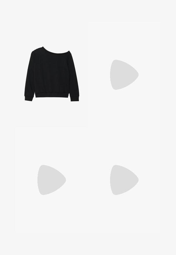 Zwarte off-shoulder sweatshirt met lange mouwen, geribbelde manchetten en tailleband in een zachte, lichtgewicht stof. Eenvoudig, onopgemaakte ontwerp.; Zwarte high-waisted spijkerbroek met wijde pijpen, frontknopen en ritssluiting, ceintuurlussen en een vijf-pocket stijl.; Zwarte pumps met puntige neus, dunne enkelbandjes en een zilveren gesp op een effen lichte achtergrond.; Zwarte rechthoekige schoudertas met lange dunne banden en een gladde, glanzende textuur op een effen achtergrond.