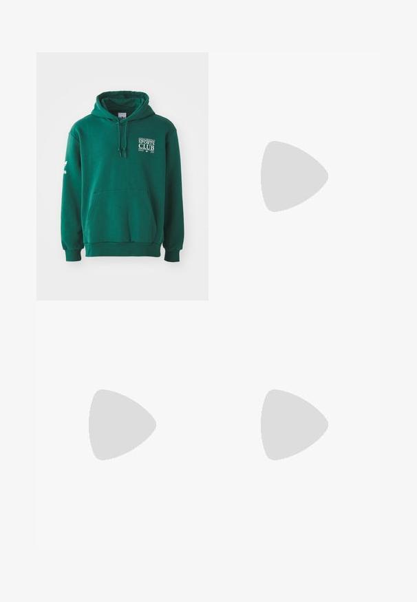 Zelená mikina z mäkkej látky, ktorá má klokanie vrecko, kapucňu so šnúrkami a biely text s logom na hrudi a rukáve.; Biele tričko Adidas s dlhým rukávom, čiernym okrúhlym výstrihom, čiernymi manžetami, tromi čiernymi pruhmi na rukávoch a čiernym logom trefoil na hrudi.; Tyrkysové športové nohavice s viazaním v páse, elastickými manžetami a bočnými čiernymi pruhmi. Vyrobené z ľahkej tkaniny, s logom blízko bedra.; Čierna teniska Adidas s bielymi pruhmi, modrými šnúrkami a gumovou podrážkou, ktorá sa vznáša nad sivým betónovým schodom v mäkkom svetle.