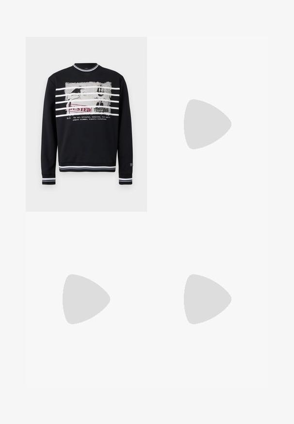 Sweat-shirt noir à col rond avec des rayures blanches sur le col, les poignets et l'ourlet, arborant un personnage de dessin animé usé et le texte "BUSTED".; T-shirt noir avec un graphisme multicolore représentant un astronaute rayé levant une main en signe de salutation.; Pantalon cargo noir droit avec passants de ceinture, bouton frontal, fermeture éclair et poches à rabat sur chaque cuisse.; Mocassin en cuir noir avec une finition brillante, bout arrondi, détails de couture subtils et semelle en caoutchouc épaisse pour la durabilité.