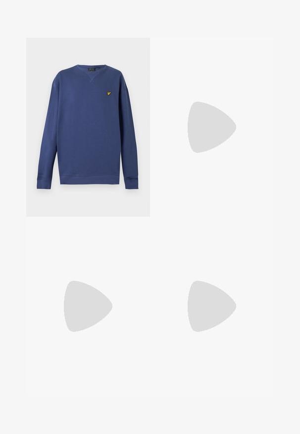 Sweat-shirt bleu à manches longues avec col rond, poignets et ourlet côtelés, avec un petit logo d’oiseau jaune sur la poitrine gauche.; Chemise à manches longues à boutons avec un petit motif à carreaux blancs et marron clair, dotée d'une poche poitrine frontale et d'un col à boutons.; Jean en denim bleu foncé avec fermeture par boutons, cinq poches, légère décoloration aux cuisses et coupe droite.; Baskets en daim marron avec des lacets couleur fauve et une semelle en caoutchouc. Présente un bout arrondi et des détails cousus sur la tige. Design léger.