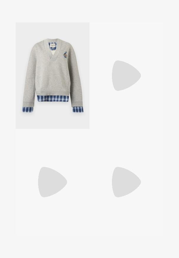 Sweat-shirt gris clair col V avec tissu à carreaux bleu superposé aux poignets et à l'ourlet, avec un petit patch sur le côté gauche de la poitrine.; Jupe mini en tartan bleu foncé et marine, fabriquée en tissu doux avec une finition légèrement texturée. Présente une coupe droite et des lignes épurées.; Filippa K REY FLATS - Ballerines - bright red; Porte-monnaie en cuir noir avec texture froncée, cadre en métal argenté, fermeture à verrouillage kiss-lock et bandoulière en chaîne. Surface lisse et douce.