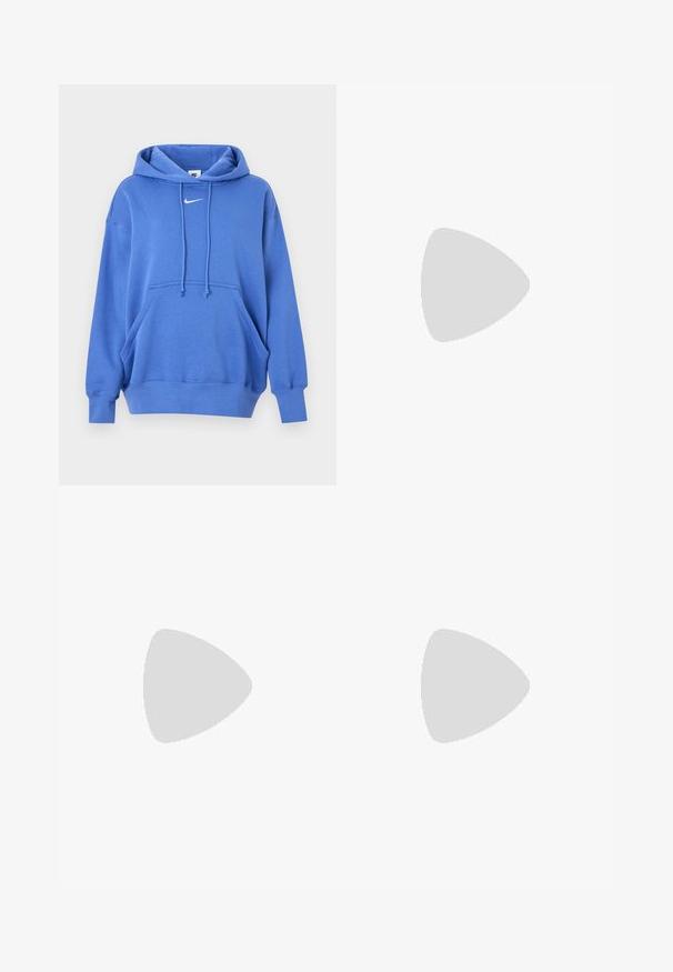 Μπλε φούτερ Nike με τσέπη τύπου ποδιάς μπροστά, κουκούλα με κορδόνια, ριμπ μανσέτες και μικρό λευκό λογότυπο Nike Swoosh στο στήθος.; Nike φόρμες με navy μπλε χρώμα, από μαλακό υλικό. Διαθέτουν ελαστική μέση με κορδόνι και ριμπ μανσέτες. Μικρό λευκό λογότυπο.; Λευκό και γκρίζο αθλητικό παπούτσι Nike με μοβ λεπτομέρειες, να αιωρείται πάνω από μια σκυρόδετη άκρη με σκάλες θολές στο φόντο.; Μαύρα ορθογώνια γυαλιά ηλίου με σκούρους φακούς και παχιούς ματ σκελετούς. Οι βραχίονες είναι ελαφρώς κομμένοι με λεία υφή.
