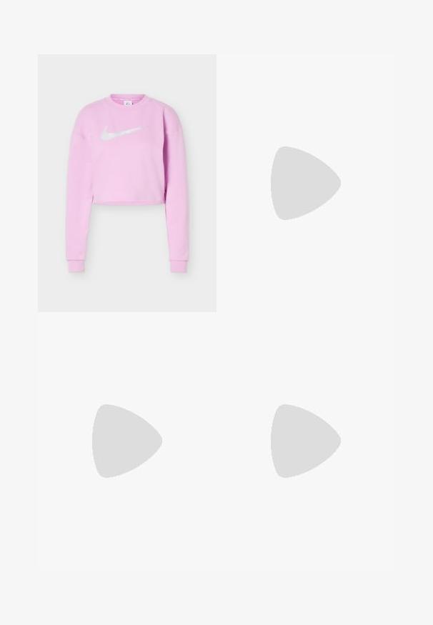 Sweat-shirt court violette claire avec manches longues et logo Nike swoosh blanc centré sur la poitrine.; Brassière de sport Nike rose clair avec design dos nageur et petit logo argenté Nike swoosh au centre devant.; Shorts de cycliste de couleur mauve douce, fabriqués en tissu extensible. Présentent une taille haute et un petit logo swoosh blanc de Nike.; Chaussure de sport noire avec une tige en tissu texturé, une semelle blanche et un système de laçage prononcé. Présente un logo Nike et un design doux et rembourré.
