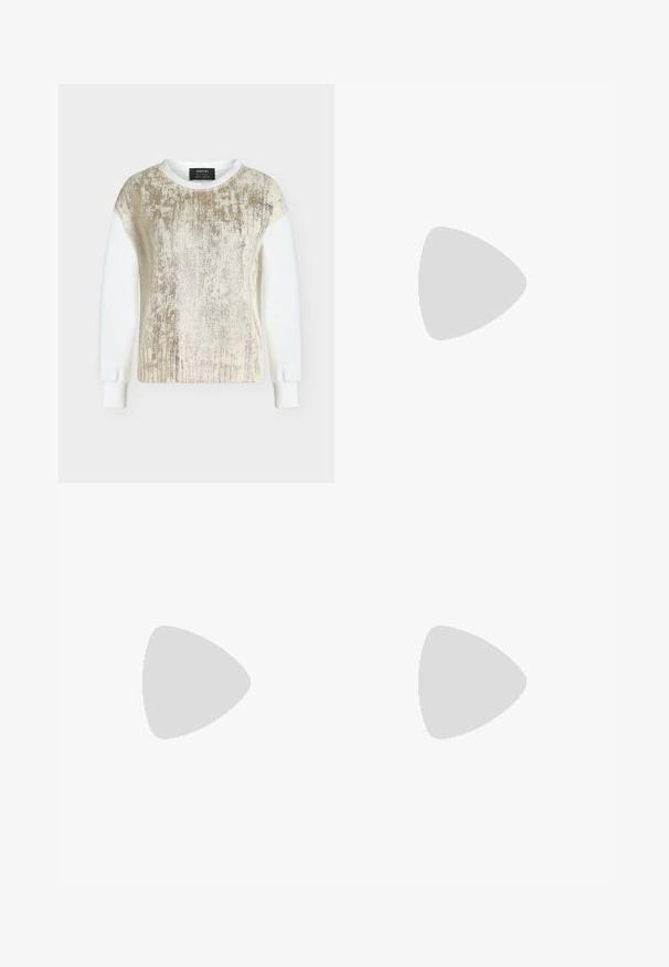 Haut blanc à manches longues avec un panneau avant texturé doré brillant et des poignets côtelés, présenté sur un fond clair uni.; Haut beige en coton sans manches avec larges bretelles et col rond, taille moyenne, posé à plat sur fond blanc.; Jeans en denim bleu clair taille haute avec des détails de couture à l'avant, des poches avant, des passants pour ceinture et des jambes évasées sur fond blanc.; Escarpin à talon haut en cuir marron avec bride arrière, bout pointu, doté de brides croisées et d'un talon en bois texturé. Accent doré sur la bride.