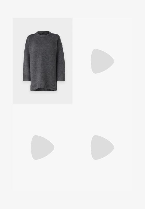 Pull en tricot gris avec un col rond, des poignets et un ourlet côtelés. Offre une coupe décontractée et une texture douce. Manches de longueur intermédiaire.; Jean large noir en coton. Présente des poches avant, une fermeture à bouton, et une texture denim classique. Design minimaliste sans motifs.; Bottine en cuir noir avec bout pointu et petit talon kitten sur fond clair, vue côté extérieur.; Sac à bandoulière en cuir noir avec un rabat incurvé fermé par un fermoir métallique rond et une sangle fine et ajustable.