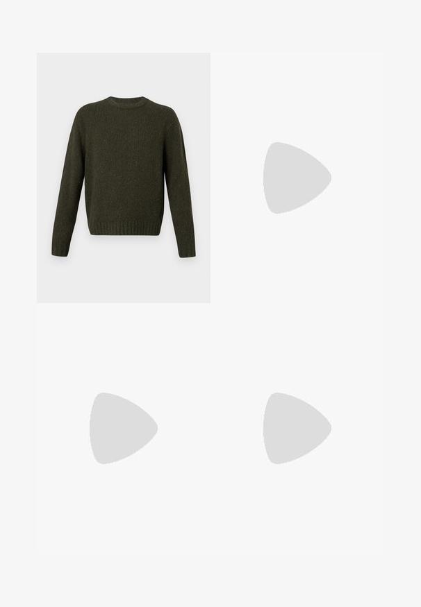 Pull côtelé vert foncé avec col rond, manches longues et ourlet ajusté. Confectionné en maille texturée.; Chemise à manches longues verte clair avec col classique, ornée d'un logo sur la poitrine, de poignets boutonnés et en tissu coton lisse.; Jean bleu droit taille haute avec poches avant, passants pour ceinture, fermeture par bouton, et couture orange visible sur fond gris clair.; Chaussure de bateau en cuir marron avec des lacets noirs, des coutures beiges et une semelle robuste, suspendue au-dessus d'un sol en béton gris.