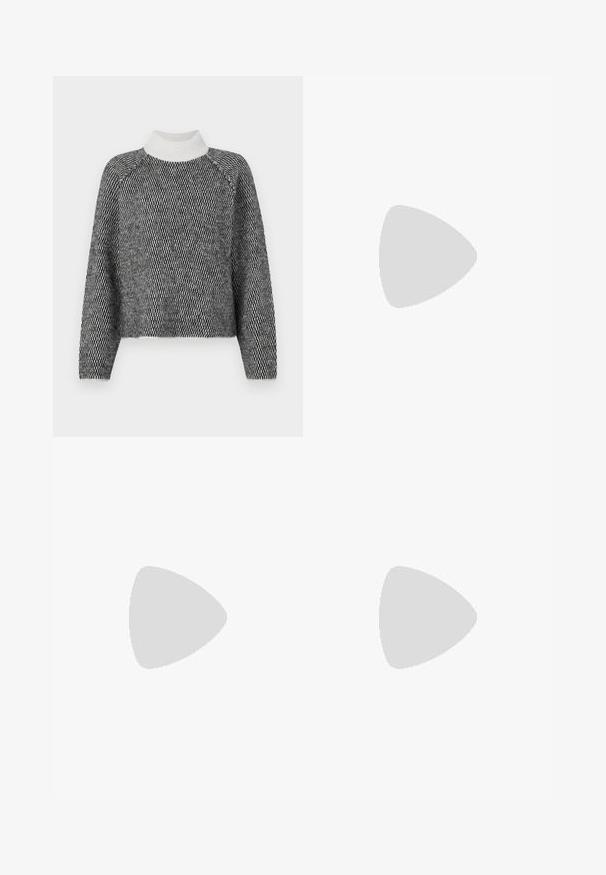Vero Moda VMFELIZE HIGH NECK PULLOVER - Pullover - birch/black; Jean en denim bleu clair avec une coupe droite, dotés d'une fermeture à boutons, de cinq poches et d'un léger délavage sur les jambes.; Baskets en toile blanches avec semelles en caoutchouc, dotées de six œillets, d'un bout rond et de détails de couture légers, portées avec des chaussettes blanches mi-mollet.; Petit sac à main noir brillant avec deux longues anses et des détails à cordon sur les côtés sur un fond clair uni.