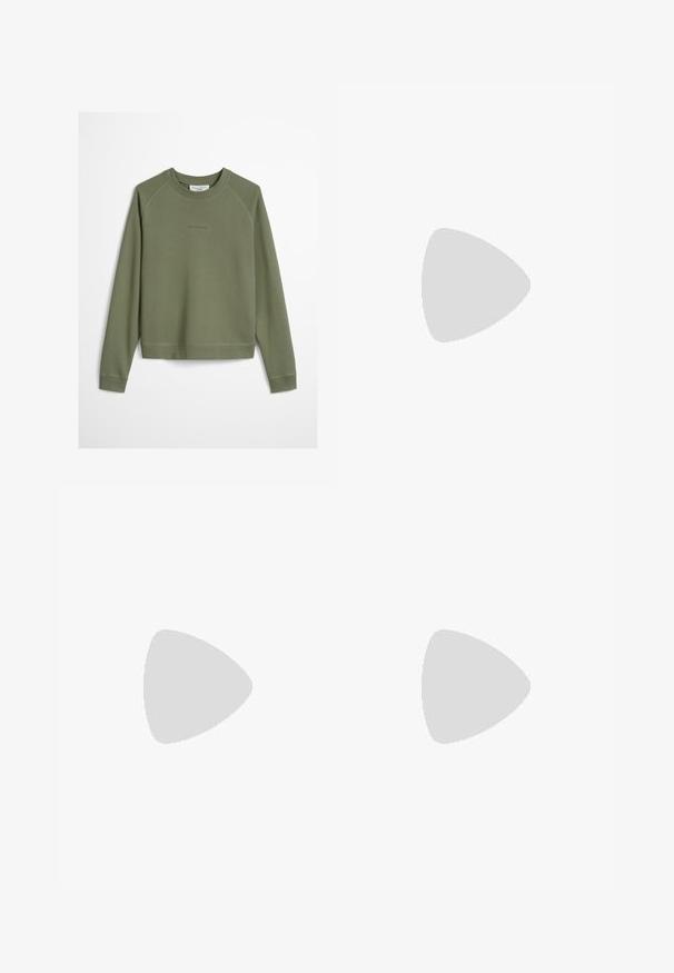 Sweatshirt vert olive en tissu doux avec un col rond et de longues manches raglan. Détail de logo subtil au centre devant.; Jupe midi en denim gris avec une coupe droite, design à cinq poches et passants de ceinture. Présente une fermeture à bouton sur le devant et des coutures minimalistes.; Botte noire montante jusqu'au genou en tissu doux, présentant un design décontracté, un bout pointu et une semelle plate, sur un fond herbeux.; Sac à main en cuir noir avec une forme courbée, surface texturée, coutures avant et un logo doré. Il est doté d'une seule sangle ajustable.