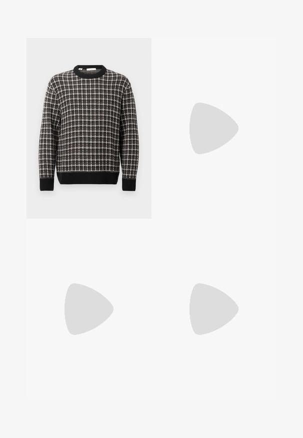 Pull en maille à col rond à motifs à carreaux noir et blanc avec des poignets et un ourlet côtelés, présenté sur un fond clair uni.; Chemise noire à manches longues avec un col classique, fabriquée en tissu lisse, dotée de boutons à l'avant et d'une coupe classique.; Pantalons gris sur mesure avec une coupe droite, dotés d'un pli avant, d'une fermeture éclair et d'un bouton. Texture lisse, design classique.; Mocassin penny en cuir noir avec surface texturée, petit talon et une lanière sur le dessus, présenté de profil sur un fond uni.