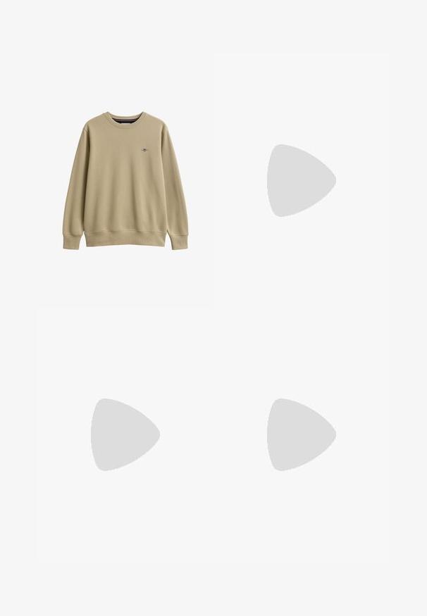 Sweat-shirt beige col rond avec manches longues et petit logo brodé sur le côté gauche de la poitrine.; Chemise à manches longues boutonnée avec des rayures verticales noires, blanches et vertes, et un petit logo sur la poitrine gauche.; Pantalon à jambes larges en tissu marron chaud, avec fermeture à boutons sur le devant, plis subtils et coupe droite pour une tenue décontractée.; Mocassin noir en cuir à enfiler avec petit talon, boucle dorée et nom de marque embossé sur le côté sur fond neutre.