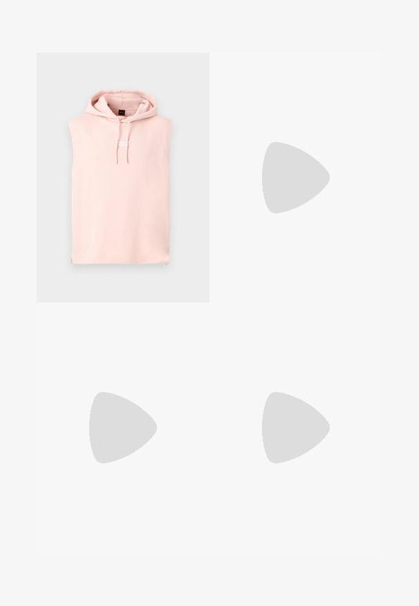 Sweat à capuche sans manches rose clair avec cordons à l'avant et petit texte brodé au centre de la poitrine sur fond gris uni.; Chemise bleu clair à manches courtes avec un tissu texturé, fermeture boutonnée à l'avant et col cranté. Présente une coupe décontractée et un tombé souple.; Short bleu marine pour homme avec taille élastique et cordon, avec petit logo "BOSS" sur la partie inférieure de la jambe gauche.; Baskets en cuir blanc avec lacets flottant au-dessus de carreaux en bois carrés et de petits cailloux, avec un arbre et un fond gris.