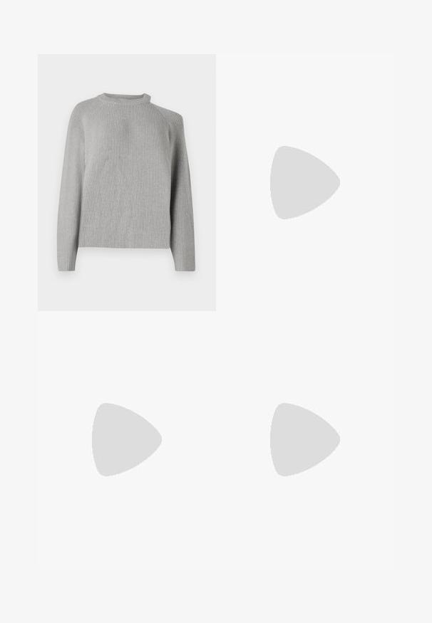 Copenhagen Muse COLIN PULLOVER - Πουλόβερ - light grey; Μαύρη midi φούστα με διαγώνιες λευκές ρίγες, φτιαγμένη από ένα απαλό ύφασμα. Διαθέτει φαρδιά σχεδίαση και σιλουέτα Α.; Μαύρο, μυτερό, φλατ παπούτσι ακουμπάει σε μπεζ χαλί κοντά σε στρογγυλό τραπέζι κεχριμπαρένιου χρώματος σε έναν μινιμαλιστικό χώρο.; Μαύρη δερμάτινη τσάντα ώμου με καμπυλωτό καπάκι, χρυσό λογότυπο "G GUESS", διπλούς ιμάντες και κρεμαστά μπρελόκ πάνω σε μονόχρωμο φόντο.