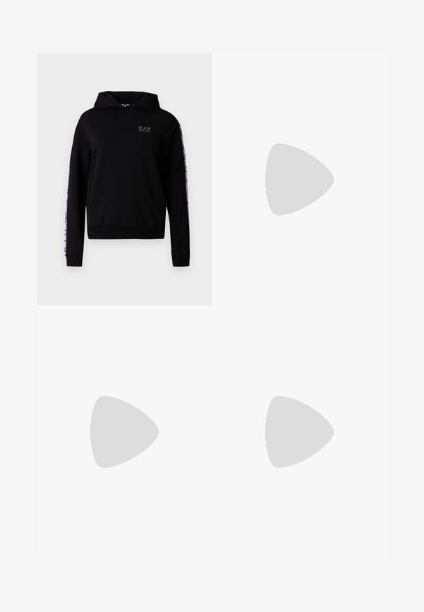 Sweat à capuche noir avec logo EA7 sur la poitrine, doté de manches longues et de détails contrastants violets le long du bras. Confectionné en tissu doux.; T-shirt noir à manches courtes avec un petit logo blanc EA7 Emporio Armani sur le haut gauche de la poitrine et à l'intérieur du col.; Pantalon de sport noir en tissu doux, doté d'une large ceinture élastique avec le logo "EA7", de poignets resserrés et d'une texture lisse.; Baskets basses de couleur crème avec des accents dorés, des lacets et un marquage « Armani Exchange » en relief sur la semelle et le patch latéral.