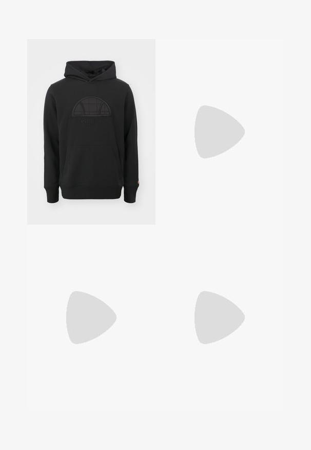 Sudadera negra de mezcla de algodón, con un logo bordado texturizado y un parche de tela en diseño de media luna en el pecho.; Camiseta negra de manga corta con un pequeño logo en forma de semicírculo blanco en el lado izquierdo del pecho, extendida sobre un fondo gris claro.; Pantalones de pierna ancha marrones hechos de algodón, con un clásico diseño de cinco bolsillos, cremallera y detalles de costura visibles.; Zapato náutico de cuero marrón claro con suela gruesa y estriada y detalles de cordones, flotando sobre un suelo de mármol y un fondo de persianas verticales blancas.