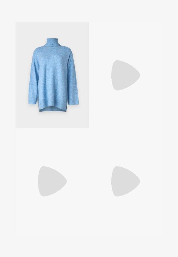 Pull à col roulé bleu clair en maille douce, à la coupe décontractée, avec des manches longues et des fentes latérales à l'ourlet.; Jeans en denim gris avec une coupe évasée, présentant un style classique à cinq poches et une fermeture à boutons. Tissu texturé avec un léger dégradé.; Chaussure plate en cuir noir avec un orteil pointu, présentant une sangle à boucle métallique sur le cou-de-pied et une semelle basse et flexible.; Sac à épaule en cuir noir avec double anses attachées par des anneaux et rivets dorés, surface lisse et légèrement brillante, design simple.