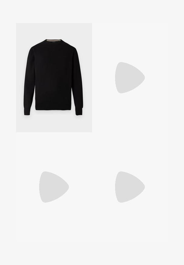 Pull en maille noire avec encolure ronde, poignets et ourlet côtelés, arborant un logo discret sur la poitrine et une bande d'encolure intérieure contrastante.; Chemise blanche à manches courtes avec col ouvert, petit logo "HUGO" sur la poitrine et étiquette de marque rouge à l'intérieur du col.; Pantalon noir en tissu lisse, avec une coupe droite, des plis à l'avant et une fermeture à bouton unique à la taille.; Mocassin pour homme en cuir noir avec un dessus embossé effet croco et un petit talon, présenté de profil sur un fond neutre.