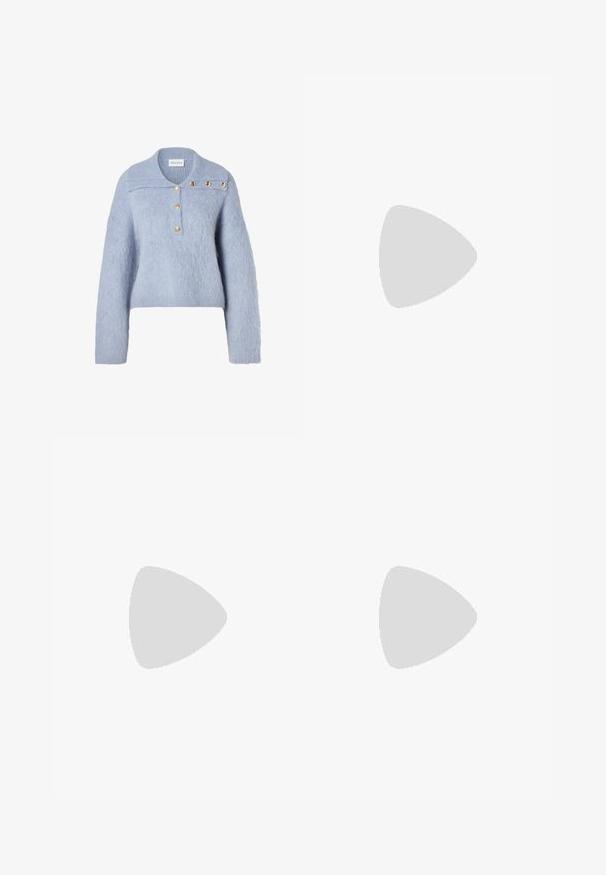 Pull en maille duveteuse bleu clair avec un col polo, doté de quatre boutons dorés sur la patte de boutonnage et d'une silhouette carrée.; Jupe longue couleur vert olive en tissu lisse et léger avec un léger éclat. Elle présente une taille élastique simple et aucun motif visible.; Chaussure plate noire avec un bout pointu, fabriquée en tissu texturé, avec un accent à nœud et un petit talon rond. Sangle élastique au niveau de la cheville.; Pochette en cuir souple beige avec cadre structuré et détail plissé à l'avant, équipée d'une fine bandoulière pour poignet et d'une fermeture éclair dorée.