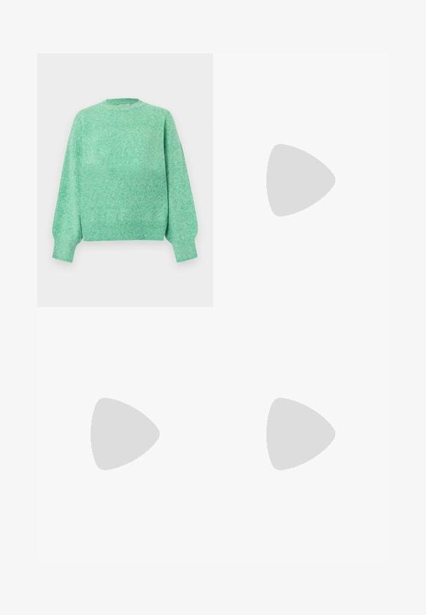 Pull en maille vert menthe doux avec manches longues bouffantes, poignets côtelés, encolure ronde et ourlet côtelé.; Jupe noire en mailles texturées avec des rayures argentées en zigzag, conçue avec une silhouette évasée et une taille noire solide.; Bottes en cuir noires arrivant au genou, avec un bout carré, un large talon et une sangle décorative avec des accents métalliques autour de la cheville. Texture lisse.; Sac à main noir avec texture crocodile, bord supérieur froncé, poignée plissée et pompons à cordon de chaque côté sur fond blanc.