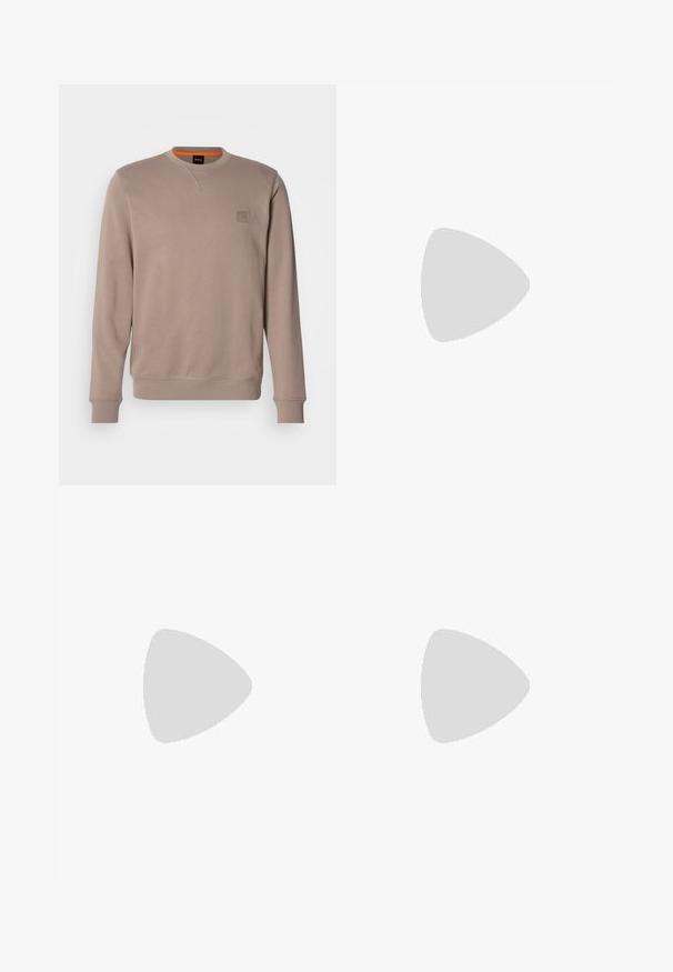 Sweatshirt beige à manches longues, encolure ras du cou et poignets côtelés. Présente un petit patch en logo texturé sur la poitrine. Texture de tissu douce.; T-shirt en coton blanc à manches courtes, col rond, avec un logo « BOSS » en relief sur la poitrine. Texture lisse, coupe standard.; Pantalon noir en tissu tissé, à coupe ajustée, avec un devant plat, des poches latérales et une coupe droite.; Sneaker blanc à tige basse avec des accents beiges et des lacets, de la marque « BOSS », flottant au-dessus d’un sol poli avec un mur en blocs de verre en arrière-plan.