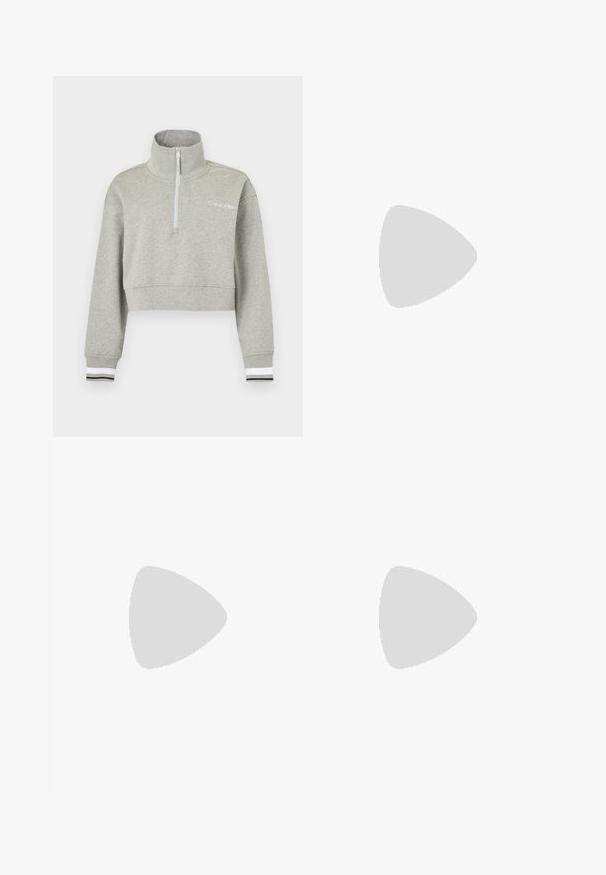 Sweatshirt gris clair court avec fermeture éclair sur le quart, col montant, logo Calvin Klein sur la poitrine et poignets rayés noir et blanc.; T-shirt blanc à manches courtes en col V avec petit logo noir "cK" sur la poitrine gauche et étiquette Calvin Klein Jeans à l'intérieur du col.; Pantalons de jogging gris en tissu doux et texturé. Taille élastique et poignets, avec un petit logo sur le côté gauche.; Sneaker en cuir blanc avec une finition lisse, accents en suède beige, bout arrondi, design à lacets plats et semelle en caoutchouc texturée.