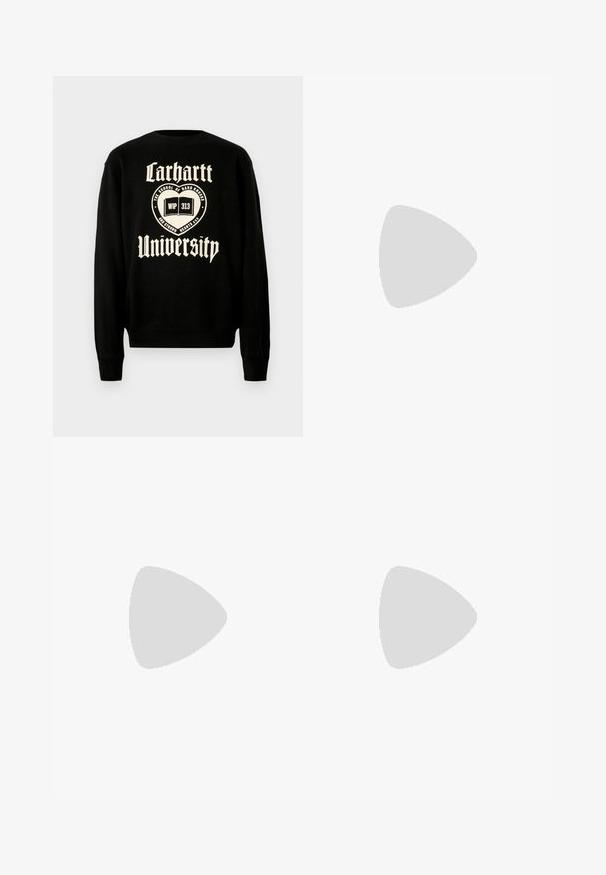 Sweatshirt noir avec un texte blanc qui indique "Carhartt University" et un motif d'emblème avec un livre ouvert, indiquant un style décontracté.; T-shirt en coton blanc à manches courtes, col rond, avec un petit logo doré sur la poitrine gauche. Texture douce et coupe régulière.; Pantalons en denim noir avec une coupe droite, dotés d'une fermeture à bouton et à zip, de passants de ceinture et de coutures minimales.; Baskets athlétiques noires avec une semelle intercalaire à coussin d’air visible flottant au-dessus d’une surface en pierre rose avec un mur en pierre gris en arrière-plan.