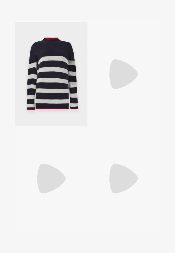 Pull rayé bleu marine et blanc avec une texture côtelée, présentant un col haut et des accents rouges au niveau du col et de l'ourlet.; Jean en denim bleu foncé à jambes larges avec bouton et fermeture éclair à l'avant, passants de ceinture et poches avant, présenté sur fond blanc.; Bottes noires en cuir longueur cheville avec un bout pointu, texture lisse et une accent en boucle argentée sur le côté. Talon carré épais.; Sac à main en cuir noir avec double anses, poches zippées à l'avant et détails en rivets métalliques, sur un fond clair et uni.