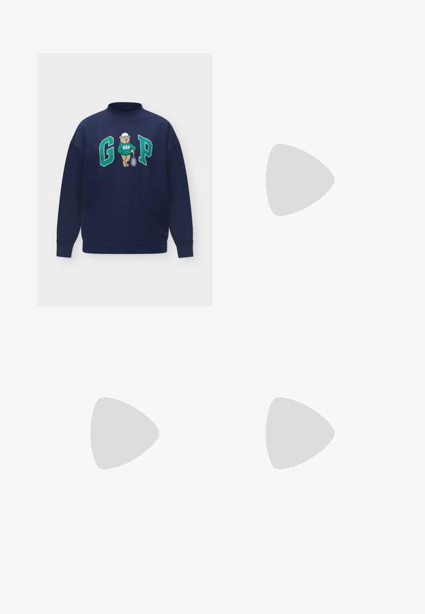 Sweat-shirt bleu marine avec un ours portant un sweat-shirt GAP vert et une casquette blanche tenant une raquette de tennis entre les grandes lettres vertes G et P.; Chemise pour femmes à manches longues bleu clair avec des rayures blanches verticales subtiles et un col pointu sur un fond neutre.; Pantalons taille haute à jambe large en kaki avec poches avant et arrière, passants de ceinture et fermeture par bouton et zip.; Jambes portant des leggings côtelés foncés associés à des ballerines noires avec de petits détails en nœud sur fond blanc.