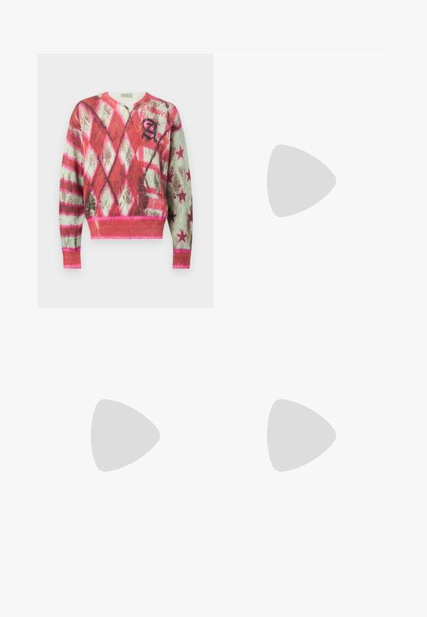 Pull manches longues col en V avec motifs en losanges et étoiles rouges, roses et blancs, avec un « A » stylisé noir sur la poitrine.; Débardeur gris foncé avec un graphisme représentant un grand œil, des ailes, un serpent et le texte "Ksubi" en police rouge stylisée sur la poitrine.; Pantalon gris foncé à jambes larges avec poches avant, fermeture par bouton et coutures visibles sur toute la surface.; Bottines en cuir noir avec quatre boucles décoratives en argent, pointe effilée, et un talon empilé avec des détails cannelés au niveau du col.