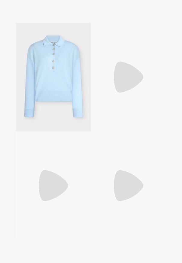 Pull tricoté bleu clair coupé court avec un col plat et une fermeture à cinq boutons. Comprend des manches longues et une texture côtelée à l'ourlet.; Jupe en cuir noir avec une texture lisse, présentant une section froncée sur un côté et une fente sur le côté pour un détail supplémentaire.; Botte en cuir noire brillante, haute jusqu'au genou, avec bout pointu et talon bas courbé sur un fond clair uni.; Boucles d'oreilles en métal argenté avec un design ondulé et sculptural, présentant une finition polie et des formes irrégulières, mettant en valeur une esthétique contemporaine.
