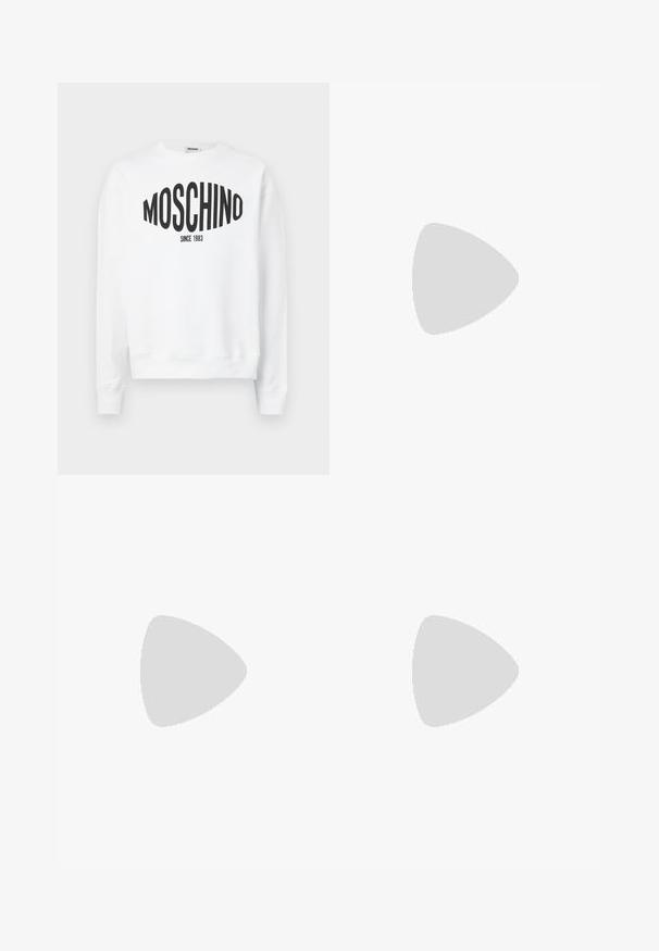 Λευκή φούτερ μπλούζα με μαύρο λογότυπο "Moschino" και το κείμενο "SINCE 1983", μακριά μανίκια και στρογγυλή λαιμόκοψη. Μαλακό βαμβακερό υλικό.; Μαύρο βαμβακερό μπλουζάκι με μεγάλο, περιγραμμικό λογότυπο «MOSCHINO» σε λευκό, με το «SINCE 1983» από κάτω, κοντά μανίκια και χαλαρή γραμμή.; Μαύρο παντελόνι από κορδόνι με ίσια γραμμή, μπροστινό κουμπί, πλευρικό λουράκι στην τσέπη και ενισχυμένα μπαλώματα στα γόνατα.; Μαύρο δερμάτινο αθλητικό παπούτσι με λεία υφή, στρογγυλή μύτη και κορδόνια. Διαθέτει παχιά καουτσούκ σόλα και ελάχιστες λεπτομέρειες branding.