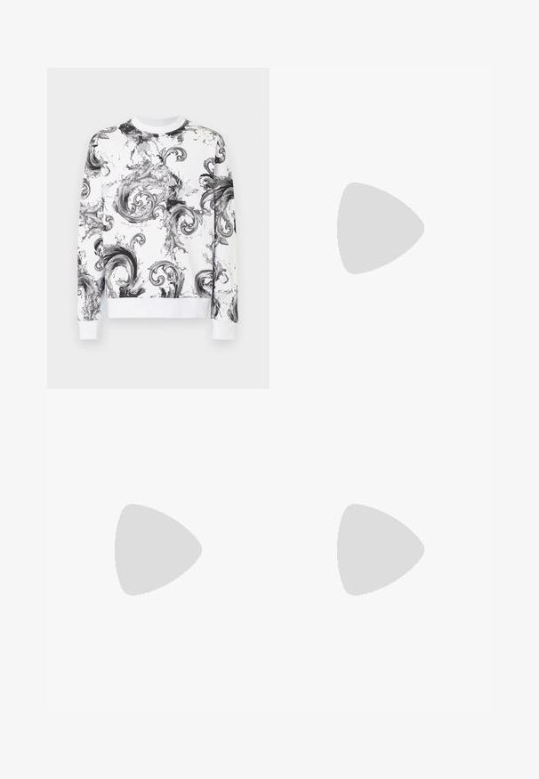 Sweat-shirt blanc à manches longues avec des motifs baroques abstraits tourbillonnants noirs et gris, poignets et ourlet côtelés.; T-shirt blanc à manches courtes avec texte métallisé doré "Versace Jeans Couture" sur le devant et col rond.; Pantalons cargo noirs avec une coupe droite, présentant plusieurs poches latérales et une fermeture à bouton. Fabriqués en tissu résistant, texture lisse.; Basket de sport noire avec un panneau en maille texturée, semelle en caoutchouc épaisse, accents contrastants et fermeture à lacets. Dispose d'une languette arrière.