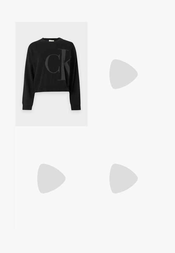 Pull court noir avec un grand logo "CK" gris sur le devant. Confectionné dans un tissu doux et texturé avec des poignets côtelés.; Jeans à jambes larges bleu clair en denim, présentant un design classique à cinq poches et une texture légèrement décolorée. La couture en denim est visible.; Bottine en cuir noir avec un bout pointu, un talon empilé géométrique et une languette à l'arrière. Texture lisse et design épuré.; Sac d'épaule en cuir noir en forme de croissant avec une sangle ajustable et un logo argenté « cK » à l'avant, sur fond blanc.